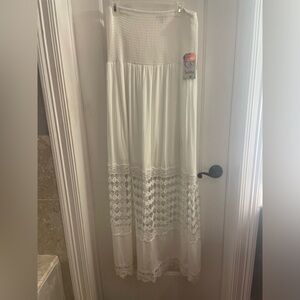White shapeless dress with crochet designs. Size XL. New with tags